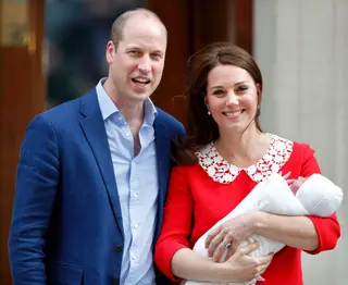William e Kate com o filho mais novo, Louis, à saída da maternidade, no passado dia 23 de abril