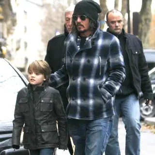 Johnny Depp com o filho, Jack, em 2010