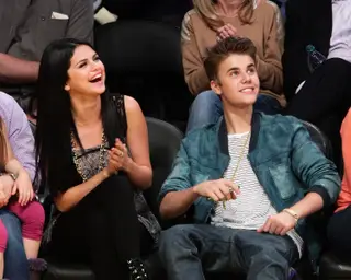 Selena Gomez e Justin Bieber – Começaram a namorar, pela primeira vez, em 2011 e separaram-se um ano depois. Voltaram em 2017, mas em março deste ano a relação chegou ao fim