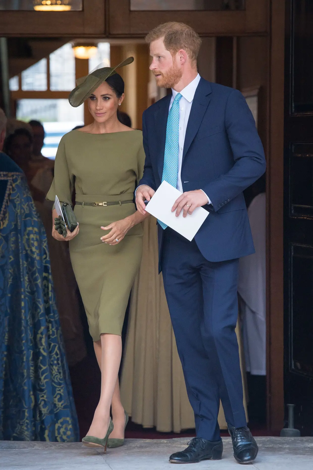 Meghan Markle e o príncipe Harry à saída da capela