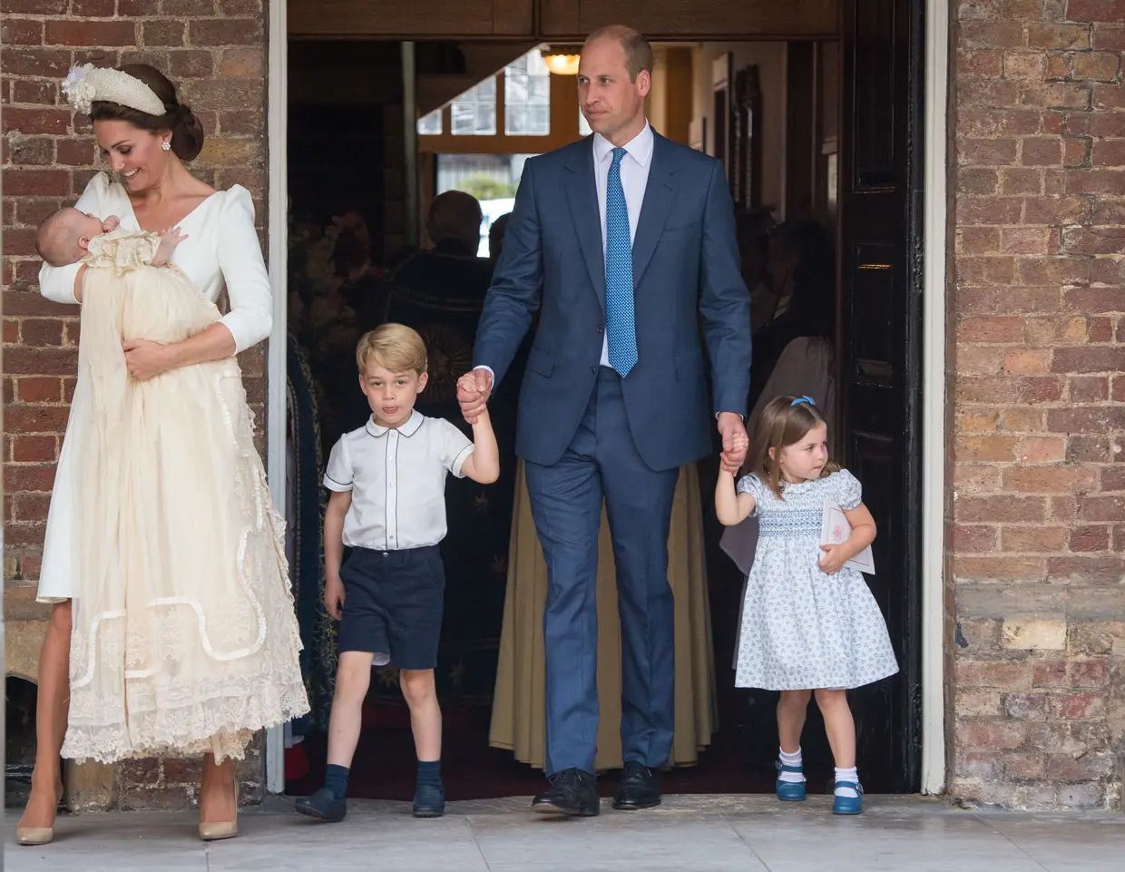 Kate e William com os filhos à saída da capela real do Palácio St. James