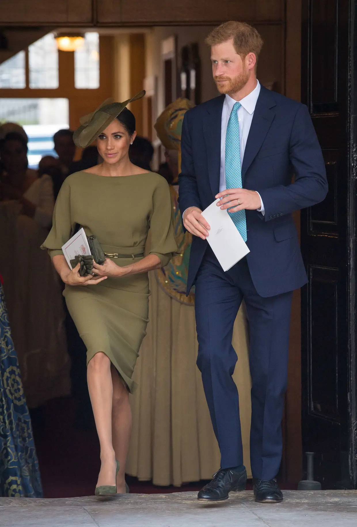 Meghan Markle e o príncipe Harry à saída da capela