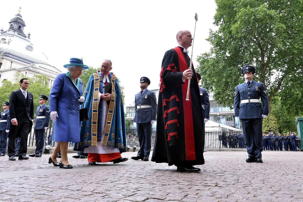 A entrada da rainha na Abadia de Westminster, em Londres