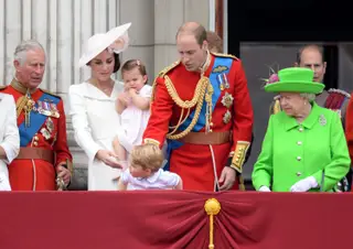O príncipe Carlos, Kate Middleton, George, Charlotte, o príncipe William e a rainha Isabel II