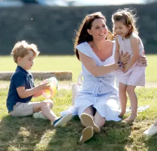 Kate Middleton com os filhos mais velhos, George e Charlotte