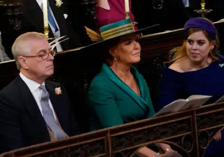 O príncipe André de Inglaterra com a ex-mulher, Sarah Ferguson, e a filha Beatrice