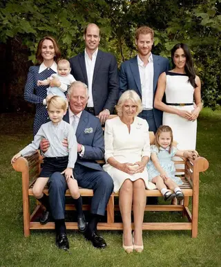 O príncipe Carlos com a mulher, Camilla, os filhos, William e Harry, as noras, Kate e Meghan, e os netos, George, Charlotte e Louis