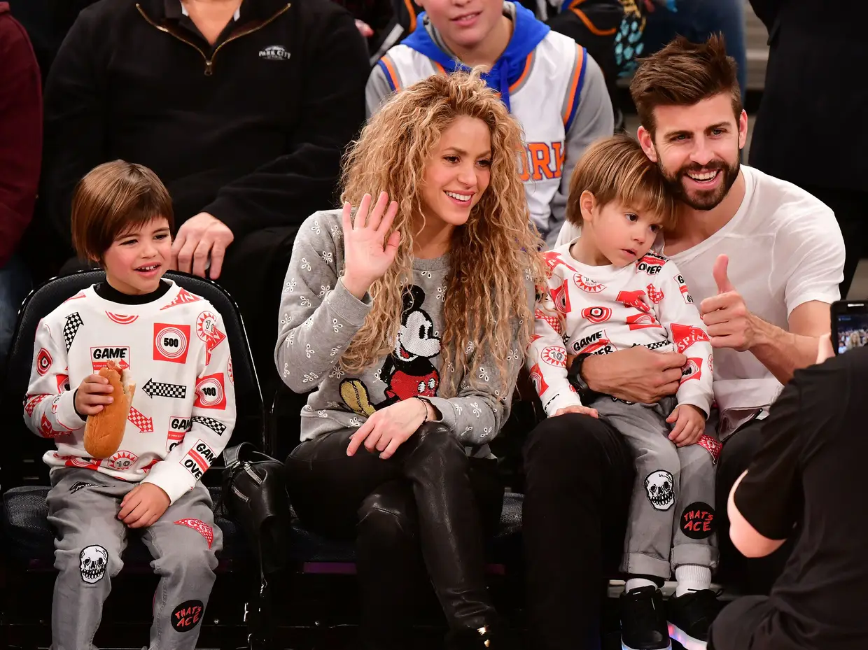 Shakira e Piqué com os filhos, em dezembro de 2017