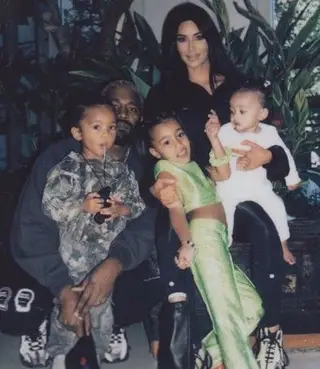 Kanye West e Kim Kardashian com os três filhos
