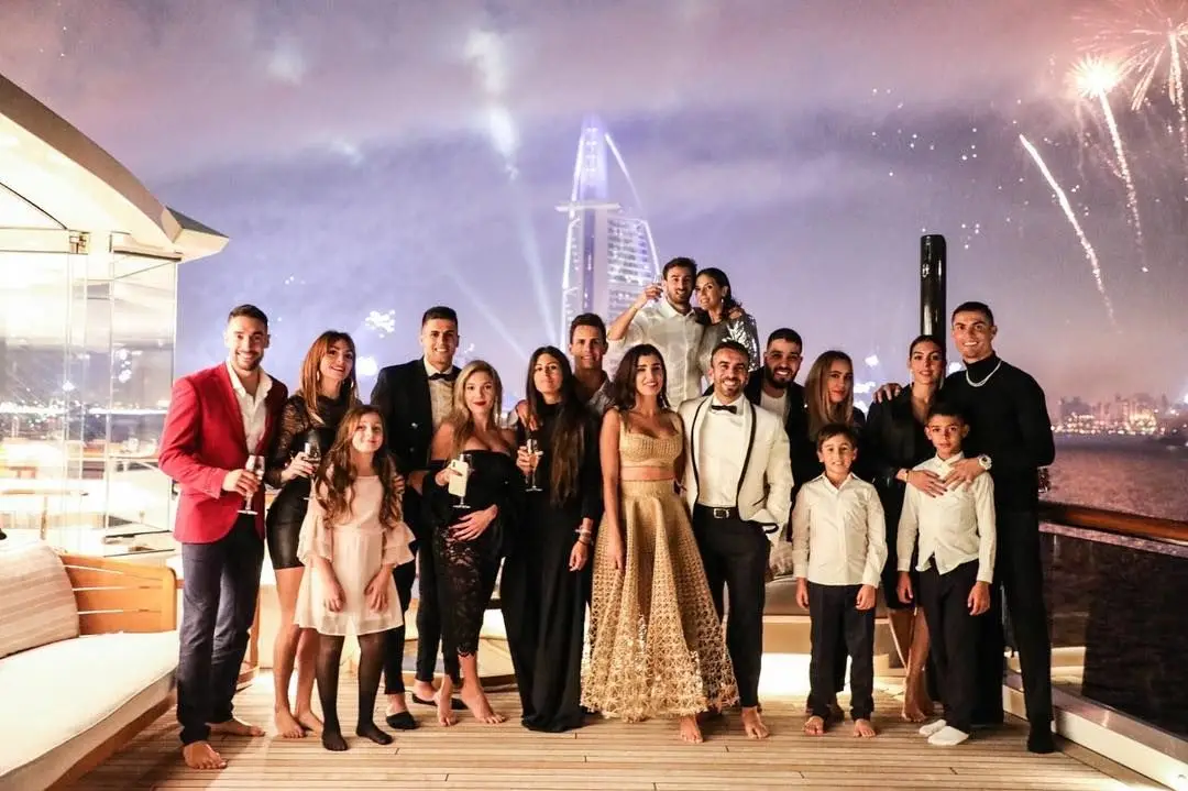 Georgina Rodríguez e Cristiano Ronaldo com um grupo de amigos