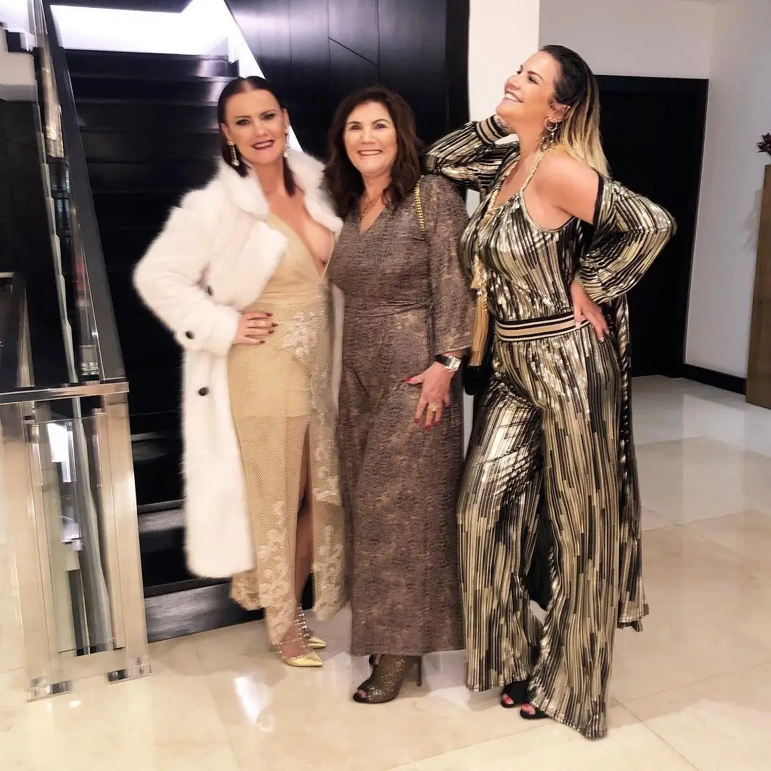 Dolores Aveiro e as filhas vestiram-se a preceito para uma festa de arromba