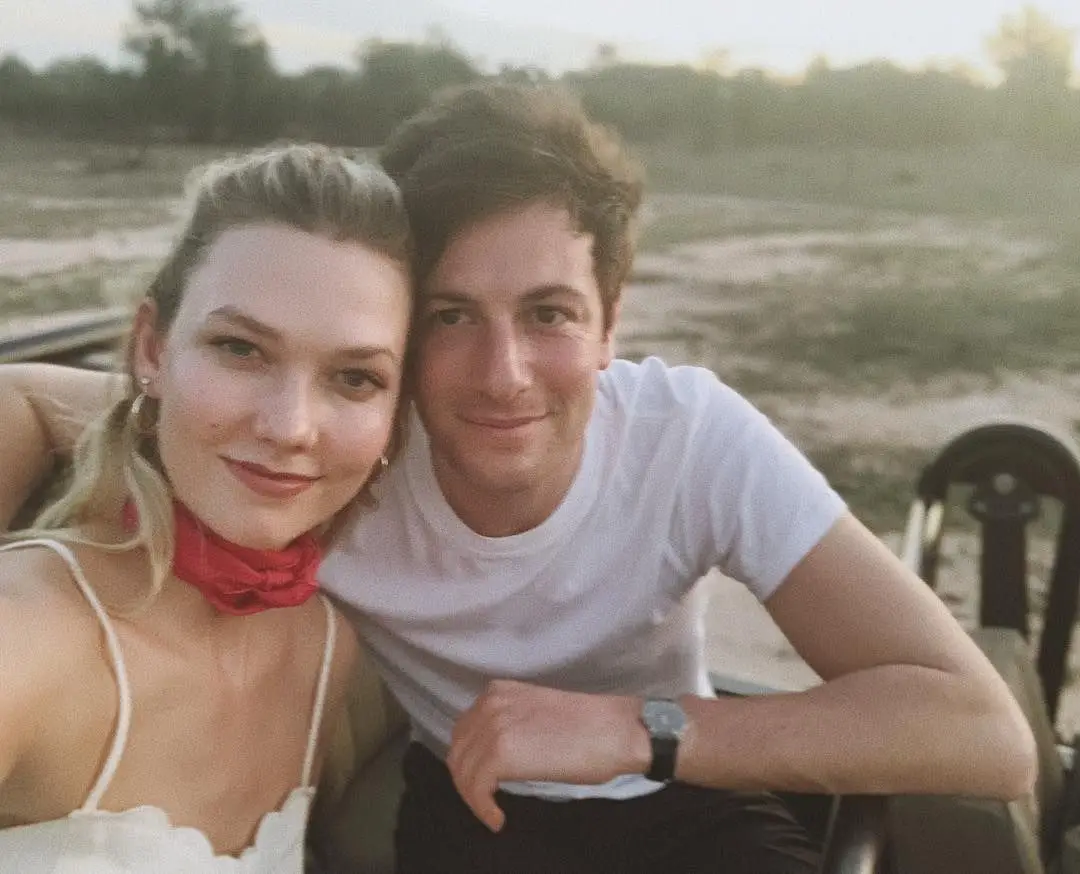 Ao fim de dois anos de casamento, a manequim Karlie Kloss e o empresário Joshua Kushner preparam-se para ser pais pela primeira vez