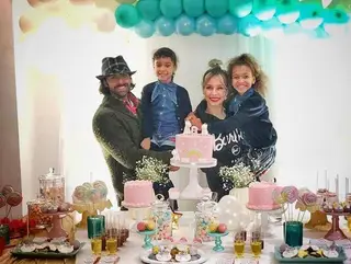 Daniel Souza e Luciana Abreu com as filhas mais velhas da cantora, Lyannii e Lyonce