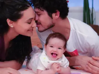 Débora Nascimento e José Loreto com a filha, Bella