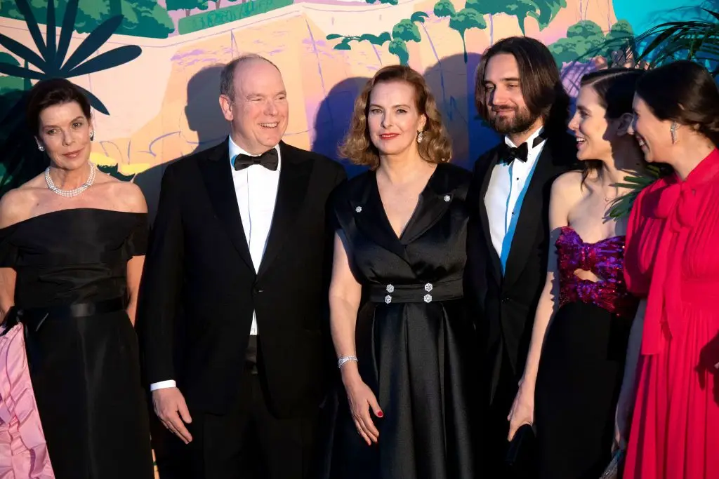 Carolina e Alberto do Mónaco com Carole Bouquet, a mãe de Dimitri Rassam, Charlotte Casiraghi e Tatiana Santo Domingo