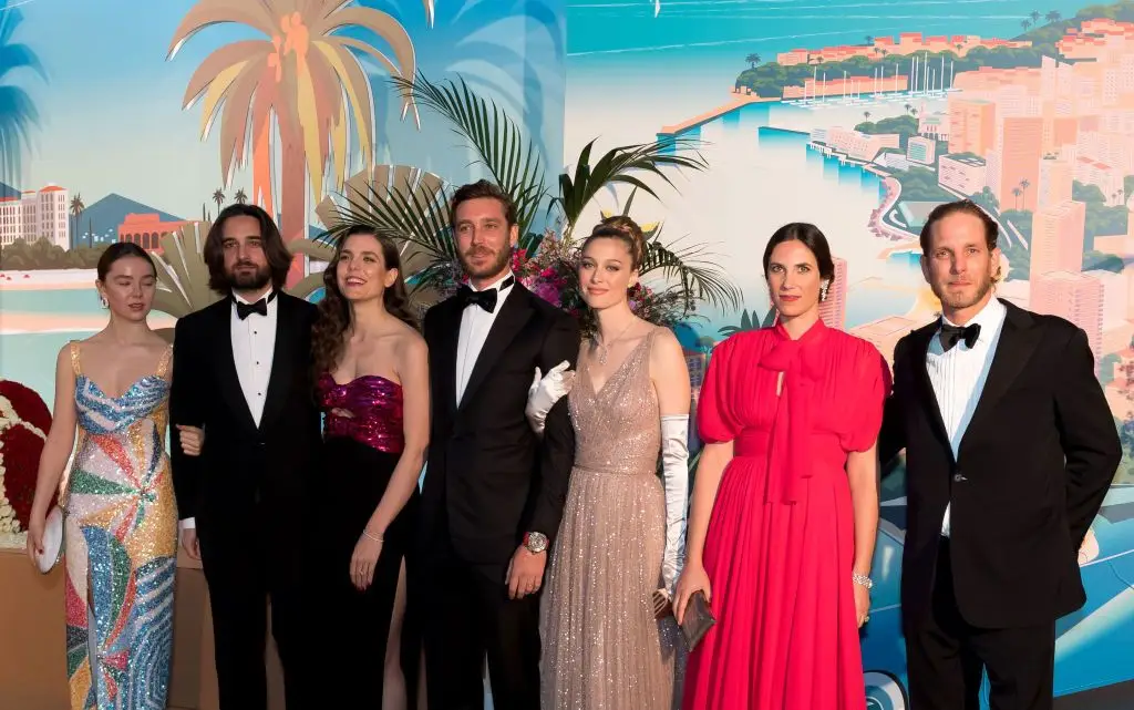Alexandra de Hanover, Dimitri Rassam, Charlotte Casiragi, Pierre Casiraghi, Beatrice Borromeo, Tatiana Santo Domingo e Andrea Casiraghi, a nova geração da famílía Grimaldi