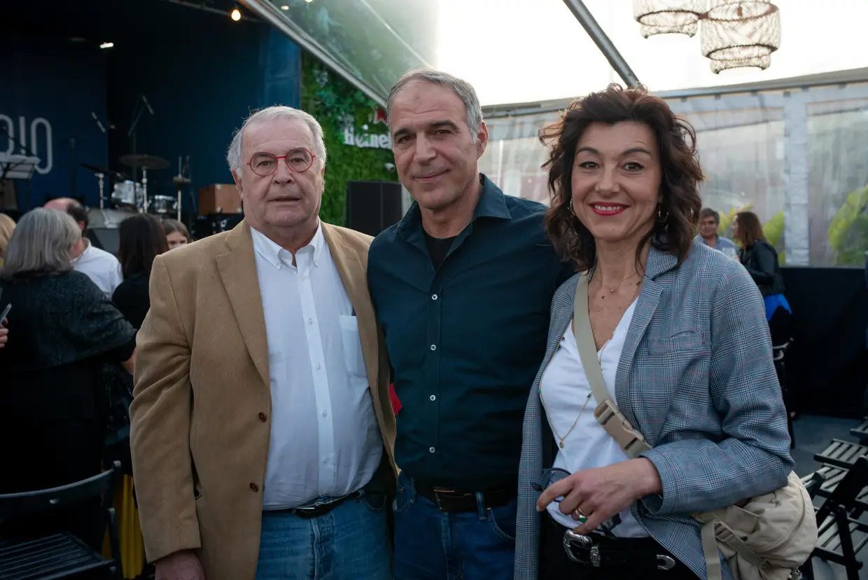 Rodrigo Guedes de Carvalho ladeado pelo pai, Rodrigo Jorge Ferreira de Carvalho e a mulher, Teresa Dimas