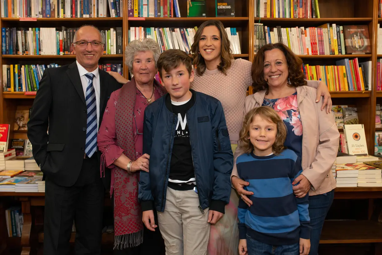 Daniela juntamente com os pais, a avó e os dois filhos, Gabriel e Alexandre