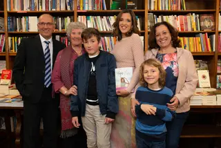 Daniela Guilherme juntamente com a avó, os pais e os dois filhos, Gabriel e Alexandre