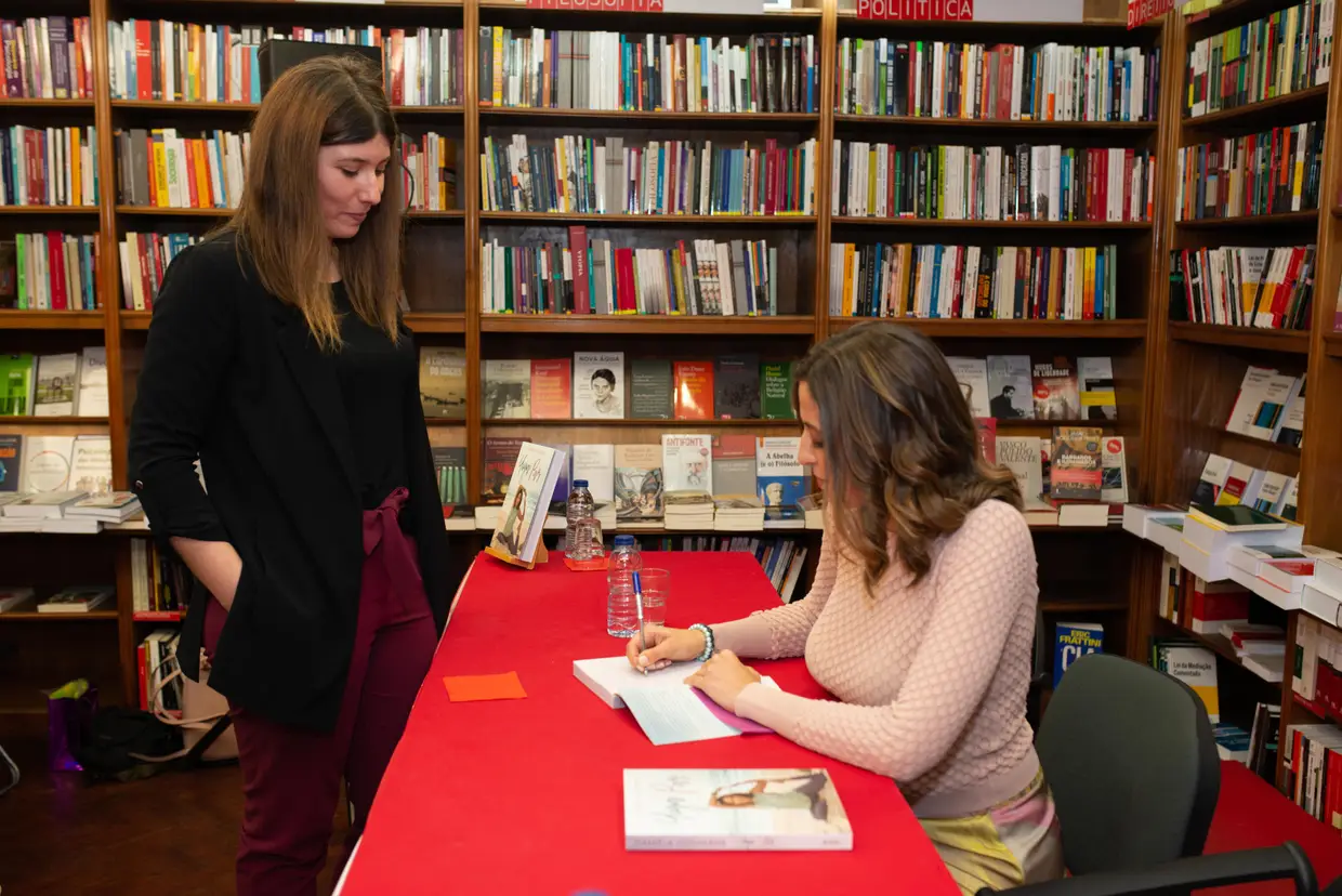 Sónia Bona e vários ex-candidatos de 'Casados à Primeira Vista' marcaram presença no lançamento do primeiro livro de Daniela Guilherme