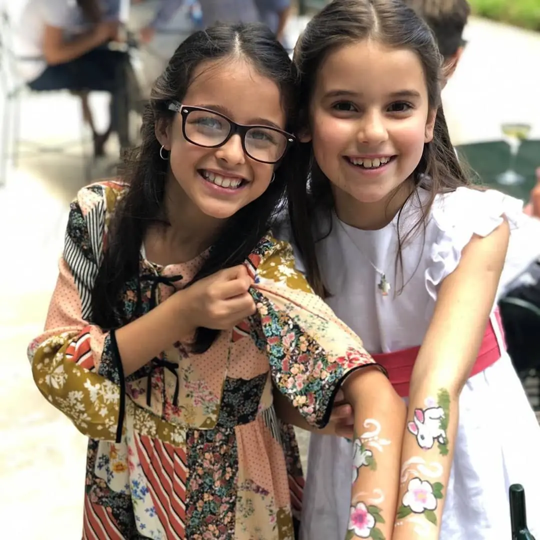 Flor, filha de Andreia Dinis, e a prima, Carlota