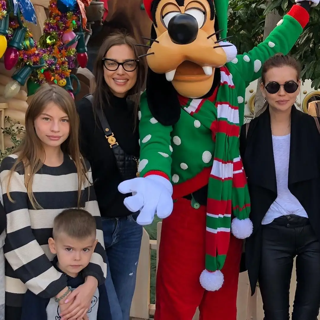 Irina Shayk com a irmã e os sobrinhos