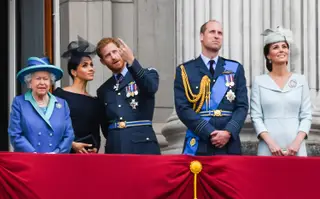 A rainha Isabel II de Inglaterra, Meghan Markle, os príncipes Harry e William e Kate Middleton