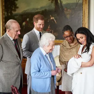 Archie é apresentado a rainha Isabel II, na presença dos pais, Harry e Meghan, do duque de Edimburgo e de Doria Ragland, mãe de Meghan Markle