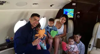 Cristiano Ronaldo e Georgina Rodríguez com os filhos, Eva, Mateo, Alana e Cristiano