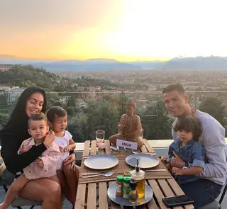 Georgina Rodríguez e Cristiano Ronaldo com os filhos mais novos, Alana, Mateo e Eva