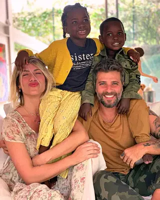 Giovanna Ewbank e Bruno Gagliasso com os dois filhos, Chissomo e Bless
