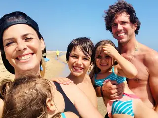 Dália Madruga com o marido, Marcos Tenório Bastinhas, e os filhos, Alice, João e Clara