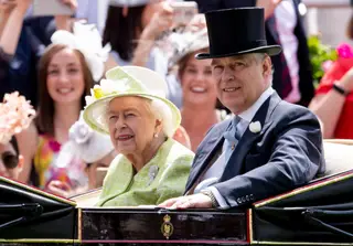 Isabel II de Inglaterra com o filho André