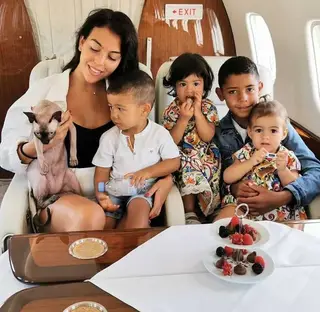Georgina Rodríguez com os quatro filhos de Cristiano Ronaldo, Mateo, Eva, Cristiano e Alana, e o gato da família, Pepe