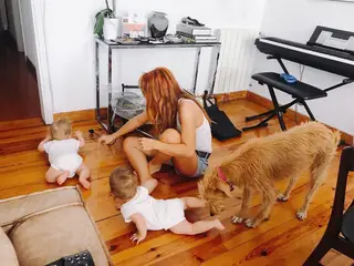 Inês Herédia com os filhos, Luís e Tomás, e a cadela, Cuca