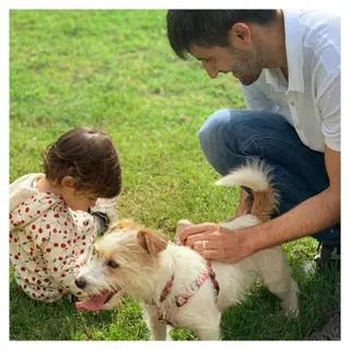 Daniel Oliveira com a filha, Alice, e a cadela, Roma