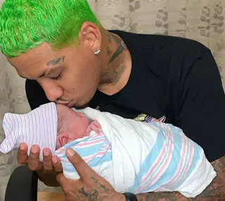 A fotografia escolhida por Alexander Edwards para apresentar o filho recém-nascido ao mundo