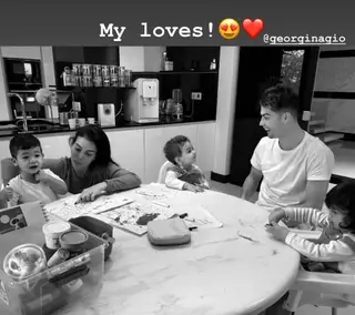 Cristiano Ronaldo com a namorada, Georgina Rodríguez, e os filhos mais novos, Eva, Mateo e Alana