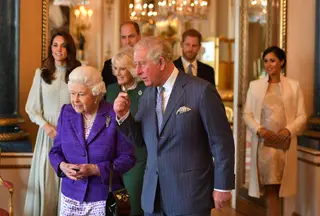Isabel II de Inglaterra com o filho Carlos, a nora Camilla, os netos William e Harry e as respetivas mulheres, Kate e Meghan