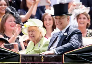 Rainha Isabel II com o filho André