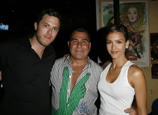 Harry Morton, Luis Barajas e Jessica Alba, na abertura do restaurante Pink Taco, em Los Angeles, em 2007.