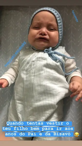 Oliver parece não ter gostado do 'look' escolhido pela mãe para este dia especial