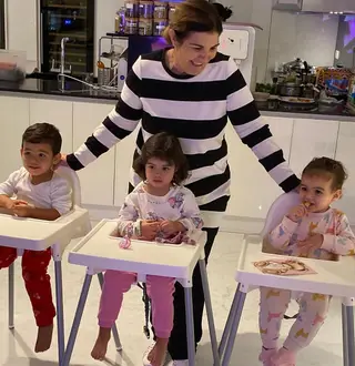 Dolores Aveiro com os netos Mateo, Eva e Alana