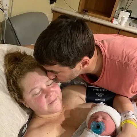 Amy Schumer e Chris Fisher foram pais pela primeira vez de um menino, em maio.