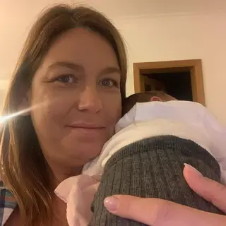 Vanessa Oliveira com a pequena Diana, dias depois do parto