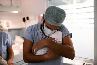 João Alves com a filha recém-nascida, Caetana