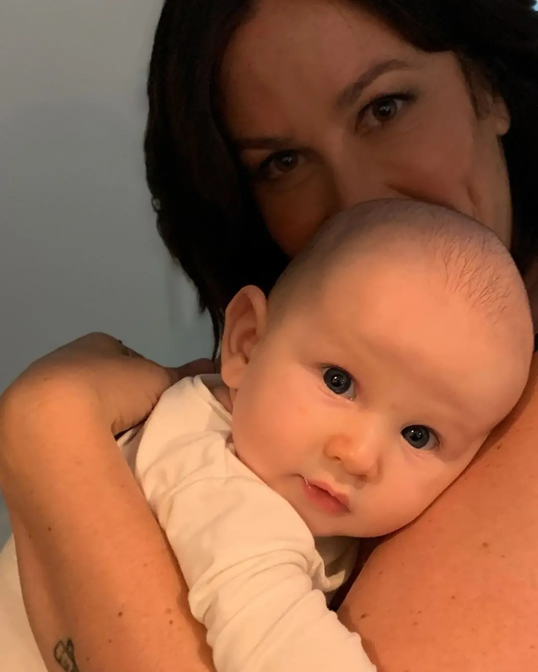 Alanis Morrissette foi mãe pela terceira vez. A artista deu à luz um menino, Winter Mercy