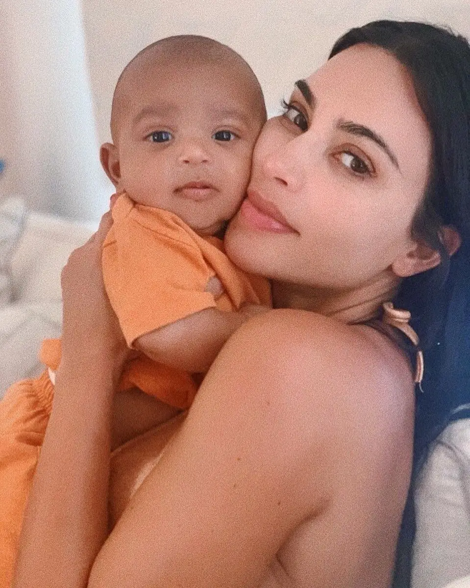 Kim Kardashian e Kanye West deram as boas-vindas ao quarto filho, o pequeno Psalm