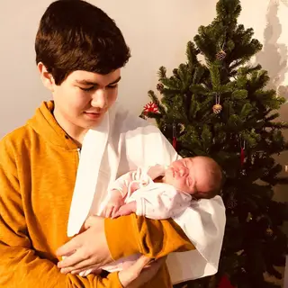 A bebé com o tio Luís, o filho mais novo de Luís e Vanda Esparteiro
