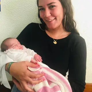 A bebé com a tia Teresa, a filha de Luís e Vanda Esparteiro